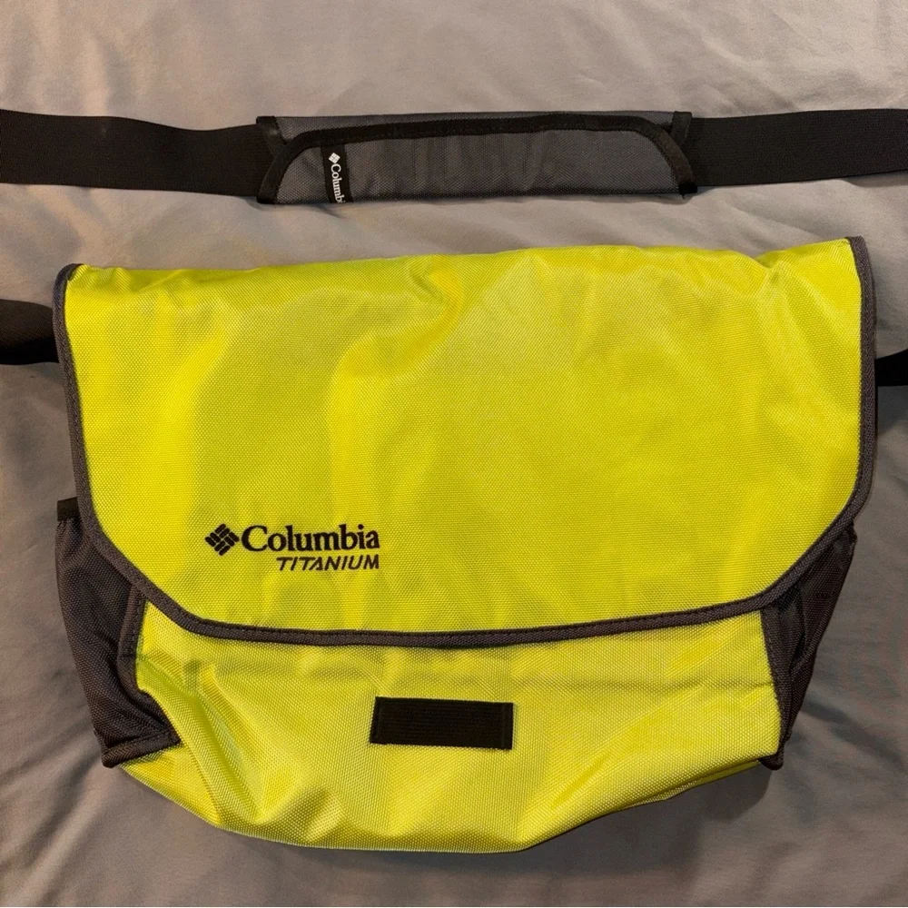 Columbia Titanium Laptop Messenger Bag Nylon Green/Black Organizer Pockets EUC